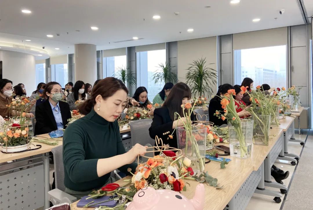 插花品香，，，，，诗情花意！亦庄DG视讯集团开展女神节花艺沙龙活动